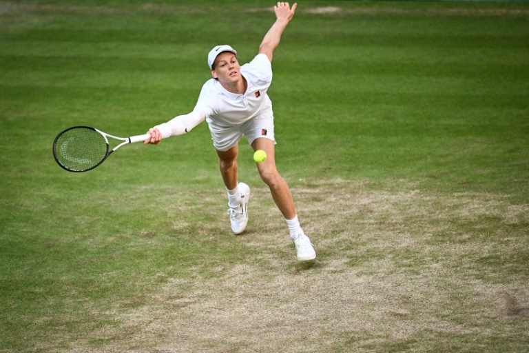 Le N.1 mondial Jannik Sinner en demi-finale de Wimbledon contre Novak Djokovic le 11 juillet 2025 à Londres