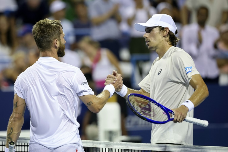 Cotentin Moutet (à gauche) et l'Australien Alex de Minaur à la fin de la demi-finale du tournoi ATP de Washington, le 26 juillet 2025