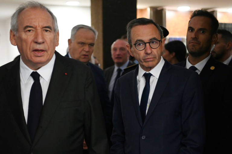 Le Premier ministre François Bayrou (g) et le ministre de l'Intérieur Bruno Retailleau arrivent à la préfecture d'Eure-et-Loir pour présenter la réforme de l'administration territoriale de l'État, le 8 juillet 2025 à Chartres