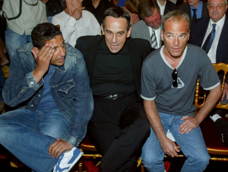 L'animateur de télévision française Thierry Ardisson, aux côtés de l'acteur et humoriste français Smaïn (G) et de l'humoriste Laurent Baffie, lors d'une vente aux enchères au profit de Reporters sans frontières (RSF) le 16 juin 2003