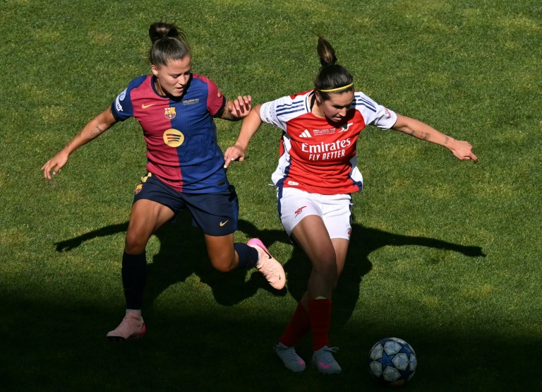La milieu d'Arsenal Mariona Caldentey (G) au duel avec la Barcelonnaise Claudia Pina, lors de la finale de la Ligue des champions féminine, à Lisbonne, le 24 mai 2025