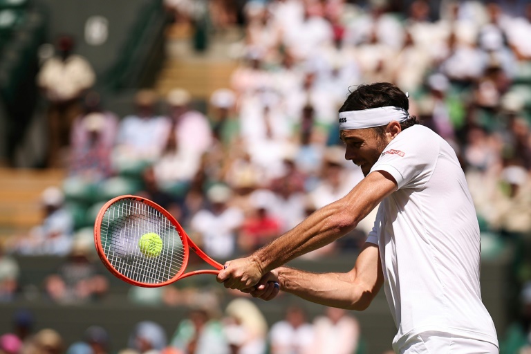 Le N.5 mondial Taylor Fritz en quarts de finale de Wimbledon contre Karen Khachanov le 8 juillet 2025 à Londres