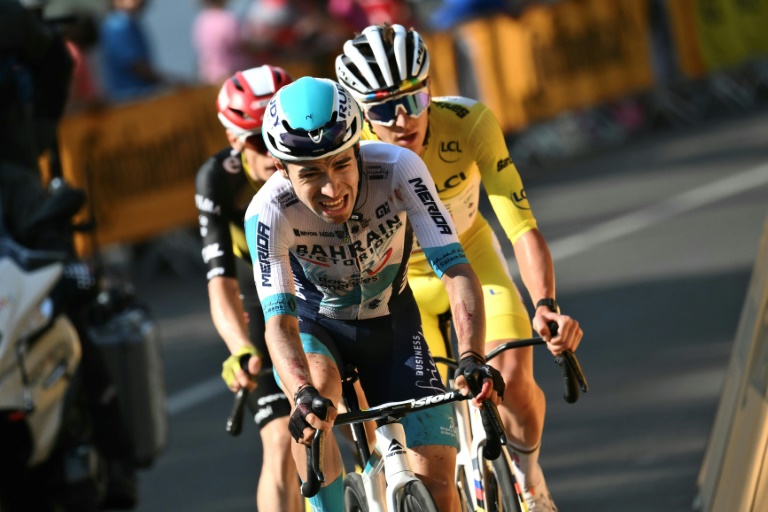 Lenny Martinez au côté de Tadej Pogacar et de Jonas Vingegaard dans le final de la 10e étape du Tour de France, au Mont-Dore, le 14 juillet 2025
