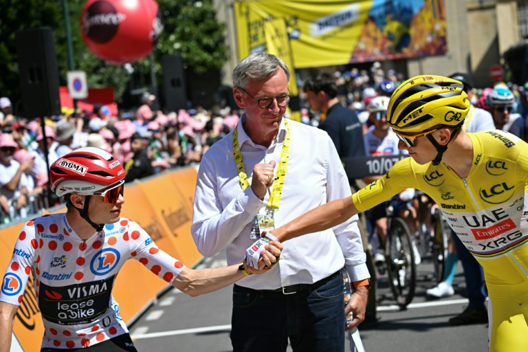 Jonas Vingegaard, porteur du maillot à pois, salue le maillot jaune Tadej Pogacar, au départ de la 6e étape du Tour de France, le 10 juillet 2025 à Bayeux