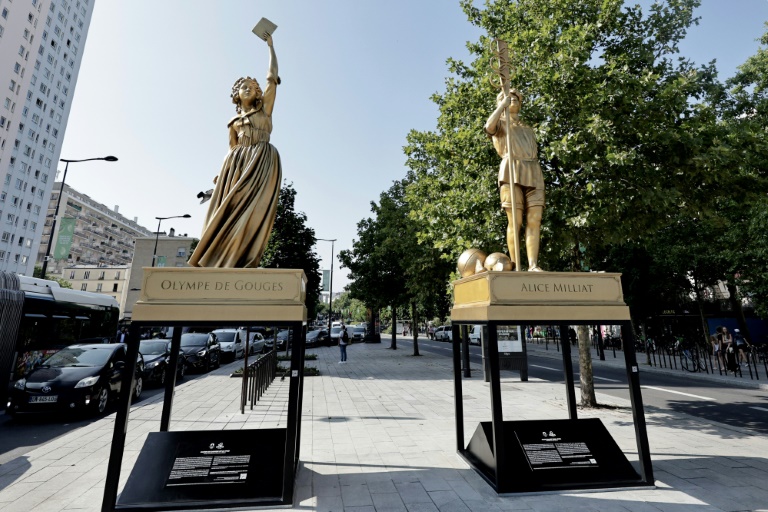 Les statues de l’écrivaine et femme politique Olympe de Gouges et de l’athlète Alice Milliat installées rue de la Chapelle à Paris aux côtés de celles de huit autres femmes françaises pionnières, exposées lors des Jeux olympiques de 2024