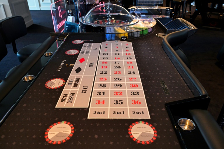 Une table de jeu à la roulette au casino de Dinard, le jour de sa réouverture, le 20 juillet 2025 en Ille-et-Vilaine
