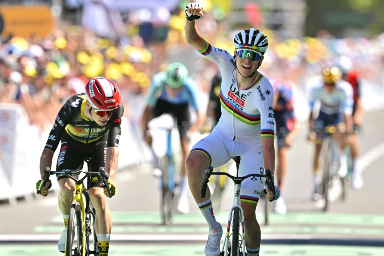 Tadej Pogacar lors de sa 2e victoire sur le Tour de France 2025, en devançant à nouveau Jonas Vingegaard, à l'issue de la 7e étape, le 11 juillet 2025 à Mûr-de-Bretagne
