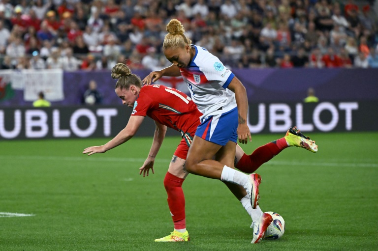 L'ailière de l'Angleterre Lauren James déborde la milieu de terrain du pays de Galles Rachel Rowe à l'Euro le 13 juillet 2025 à Saint-Gall en Suisse