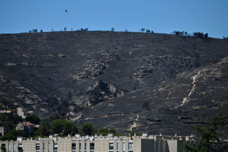 Un hélicoptère survolant le quartier Castellane à Marseille le 9 juillet 2025 après un incendie
