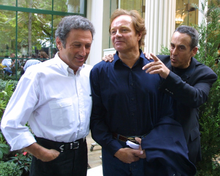 (De gauche à droite) Les présentateurs de la chaîne publique française France 2 Michel Drucker, Guillaume Durand et Thierry Ardisson posent au Pavillon Gabriel à Paris le 27 août 2001 pour présenter le programme de la nouvelle saison de la chaîne
