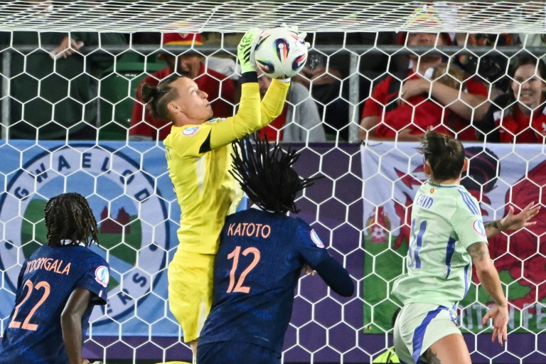 Pauline Peyraud-Magnin capte un ballon au dessus de sa coéquipière Marie-Antoinette Katoto, lors de la rencontre de l'Euro-2025 face au pays de Galles, à Saint-Gall en Suisse, le 9 juillet 2025