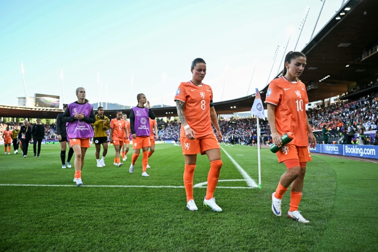 Sherida Spitse (N.8) et Danielle van de Donk (N.10) quittent la pelouse du Letzigrund Stadium après la lourde défaite des Pays-Bas face à l'Angleterre (4-0) lors du deuxième match de poule de l'Euro-2025 de football le 9 juillet 2025 à Zurich