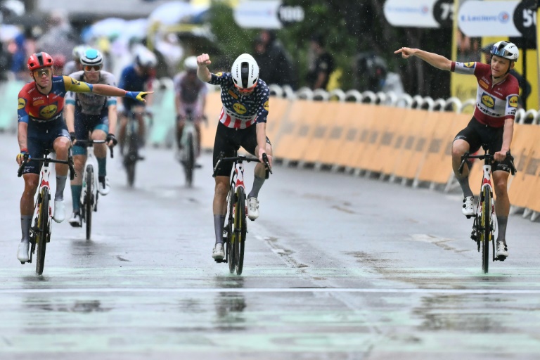Le coureur de Lidl-Trek Quinn Simmons félicité par ses coéquipiers pour son travail pour Jonathan Milan, lors de l'arrivée de la 17e étape du Tour de France, à Valence