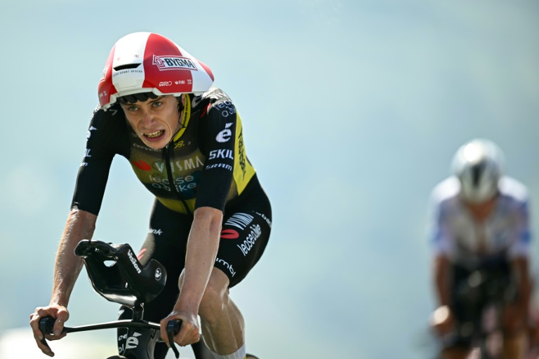 Jonas Vingegaard franchit la ligne à bout de force après avoir doublé Remco Evenepoel, parti deux minutes avant lui, lors de la 13e étape du Tour de France, le 18 juillet 2025 à l'altiport de Peyragudes
