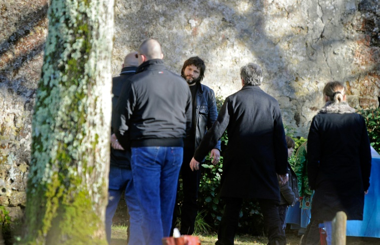 Le chanteur Bertrand Cantat (c) et des proches devant l'église de Moustey, le 18 janvier 2010 dans les Landes, avant les obsèques de sa femme Kristina Rady qui s'est donné la mort le 10 janvier 2010 à Bordeaux