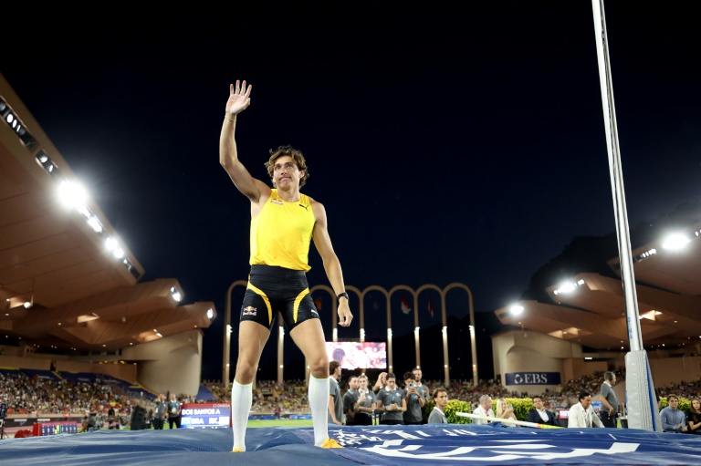 Le perchiste vedette suédois Armand Duplantis mi-satisfait de sa victoire sans record à Monaco, le 11 juillet 2025
