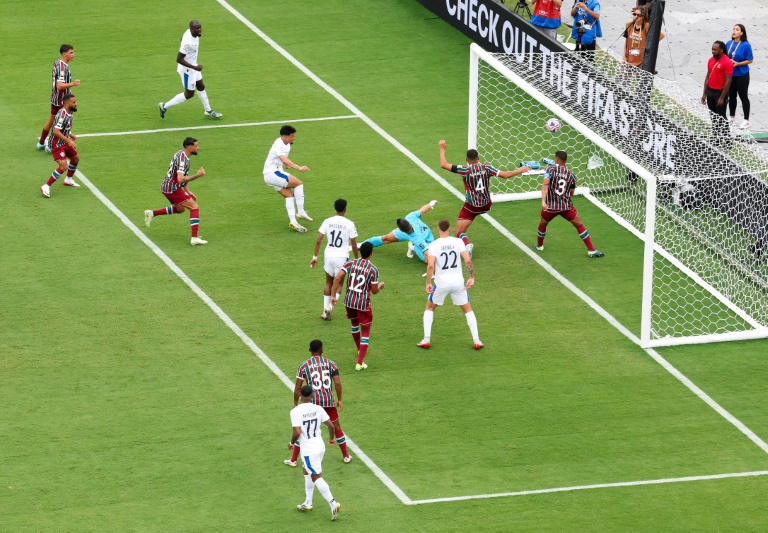 La défense de Fluminense concède un but aux Saoudiens d'Al-Hilal inscrit par Marcos Leonardo à Orlando, Floride, le 4 juillet 2025