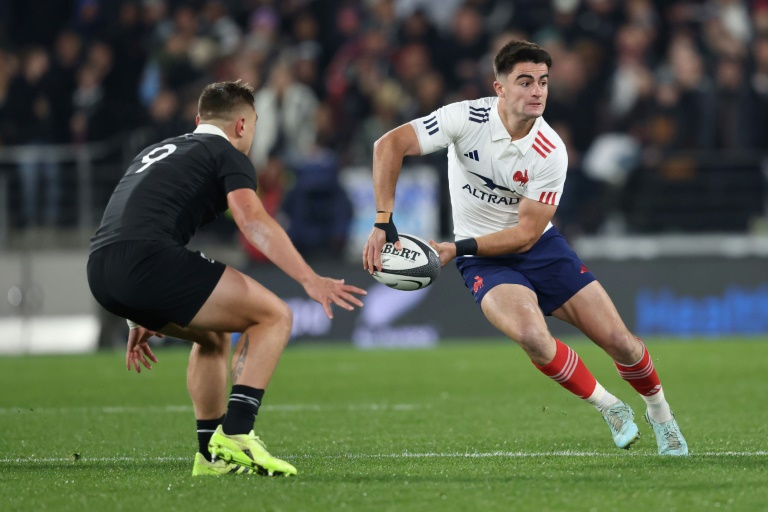 Le demi de mêlée du XV de France Nolann Le Garrec au cours du test-match contre la Nouvelle-Zélande le 19 juillet 2025 à Hamilton