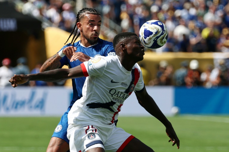 Malo Gusto (g) et Nuno Mendes lors de la finale du Mondial des clubs entre Chelsea et le PSG, le 13 juillet 2025 à East Rutherford