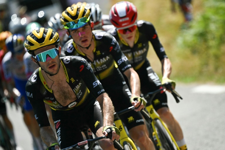 Simon Yates, Sepp Kuss et Jonas Vingegaard en tête du groupe des favoris lors de la 12e étape du Tour de France, le 17 juillet 2025 sur la route de Hautacam