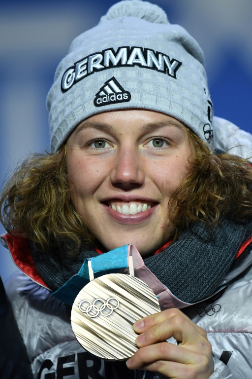 La biathlète allemande Laura Dahlmeier montre sa médaille de bronze aux Jeux olympiques de Pyeongchang le 16 février 2018