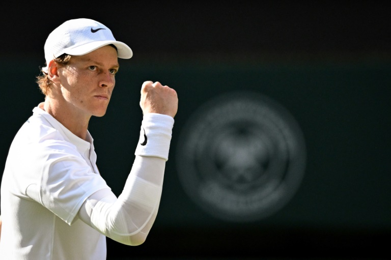 Le N.1 mondial italien Jannik Sinner lors de la finale de Wimbledon contre l'Espagnol Carlos Alcaraz au All England Tennis Lawn Tennis de Londres le 13 juillet 2025