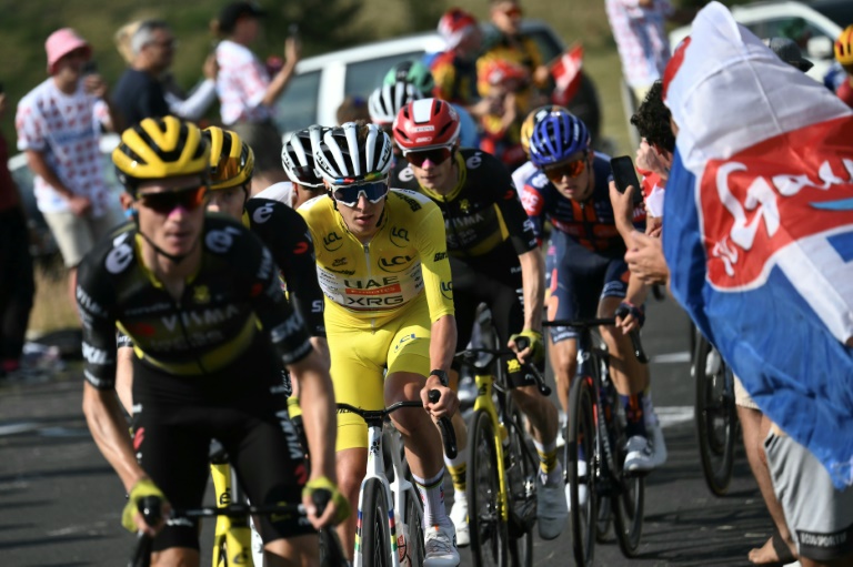 Tadej Pogacar, maillot jaune sur le dos, entouré par l'équipe Visma de Sepp Kuss, Matteo Jorgenson (au premier plan) et de Jonas Vingegaard (dans la roue du Slovène), lors de la 10e étape du Tour de France entre Ennezat et Le Mont-Dore Puy de Sancy
