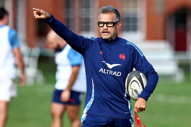 Le sélectionneur du XV de France Fabien Galthié lors d'un entraînement à Auckland, le 2 juillet 2025, pour préparer les trois test-matches de la tournée en Nouvelle-Zélande