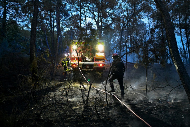 Des pompiers dans la forêt de Brocéliande, en Bretagne, le 18 juillet 2025