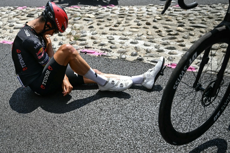 Le Français Julian Alaphilippe après sa chute lors de la 15e étape du Tour de France entre Muret et Carcassonne, le 20 juillet 2025
