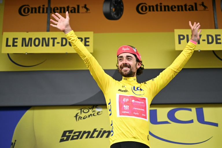 L'Irlandais Ben Healy sur le podium avec le maillot jaune, au Mont-Dore, le 14 juillet 2025