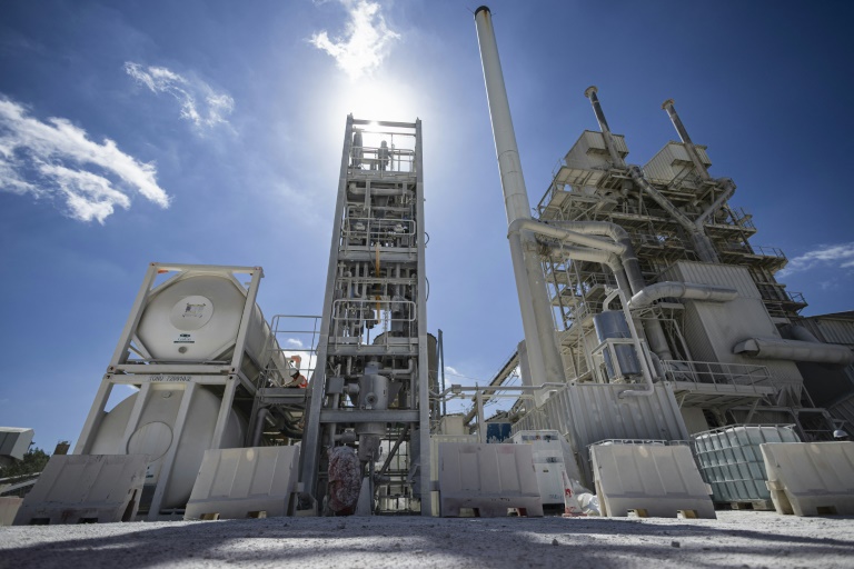La baisse des émissions est restée forte pour la production d'énergie en 2024 mais a patiné dans d'autres secteurs (agriculture, bâtiments, industrie, transports...) - en photo, un site Eiffage de production de chaux capturant du CO2 à Haut-Lieu (Nord), le 24 juin 2025