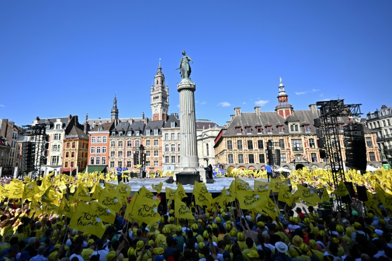 La Grand Place de Lille tout de jaune vêtue à deux jours du départ du Tour de France depuis la préfecture du Nord, le 3 juillet 2025