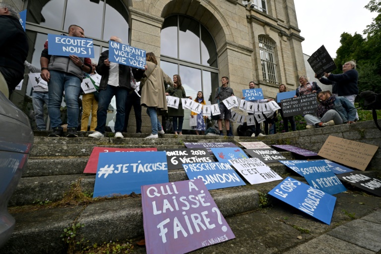 Manifestation de soutien aux victimes du chirurgien à la retraite Joël Le Scouarnec au palais de justice de Vannes, le 28 mai 2025 dans le Morbihan