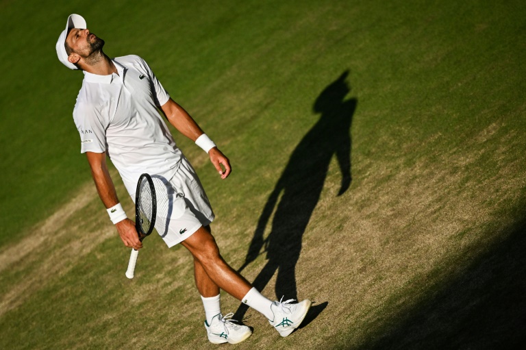 Novak Djokovic malmené par Jannik Sinner en demi-finale de Wimbledon, le 11 juillet 2025
