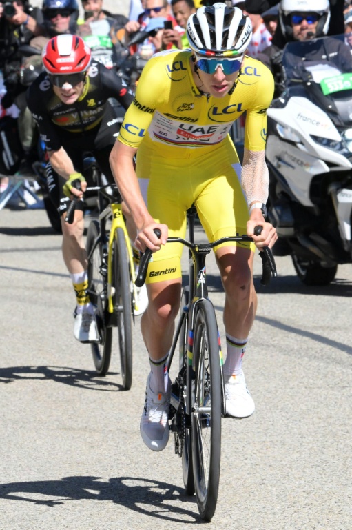 Le maillot jaune Tadej Pogacar (UAE) suivi de Jonas Vingegaard (Visma) au Mont Ventoux le 22 juillet 2025 sur le Tour de France.
