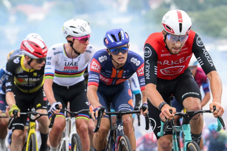Kévin Vauquelin ouvre la route notamment devant Tadej Pogacar, en troisième position, et Jonas Vingegaard juste derrière lui, peu avant l'arrivée de la 2e étape du Tour de France à Boulogne-sur-Mer, le 6 juillet 2025