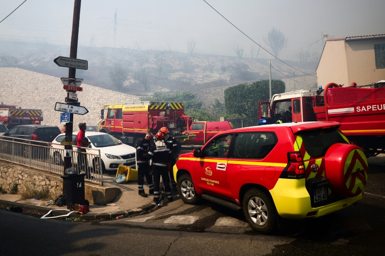 Pompiers et véhicules d'incendie à L'Estaque à Marseille le 8 juillet 2025