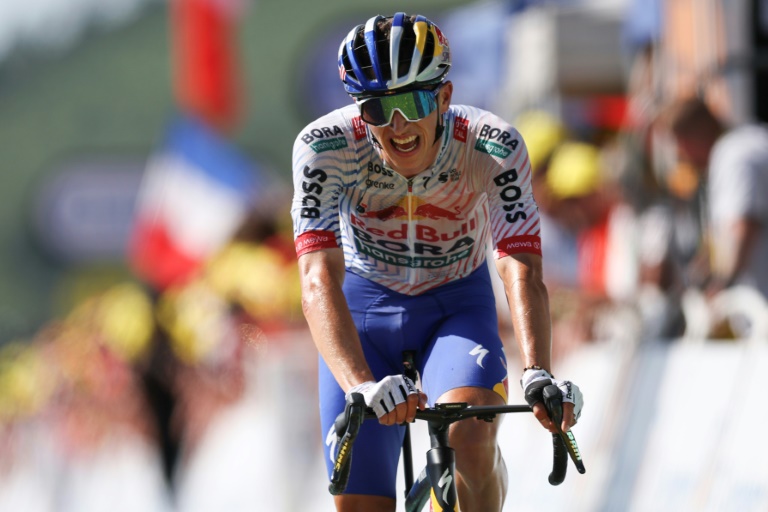 L'Allemand Florian Lipowitz franchit la ligne d'arrivée de la 12e étape du Tour de France, le 17 juillet 2025 à Hautacam
