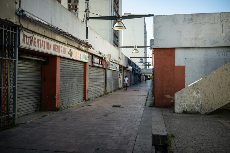 Des commerces fermés dans le quartier de Pissevin à Nîmes, le 6 août 2024 dans le Gard