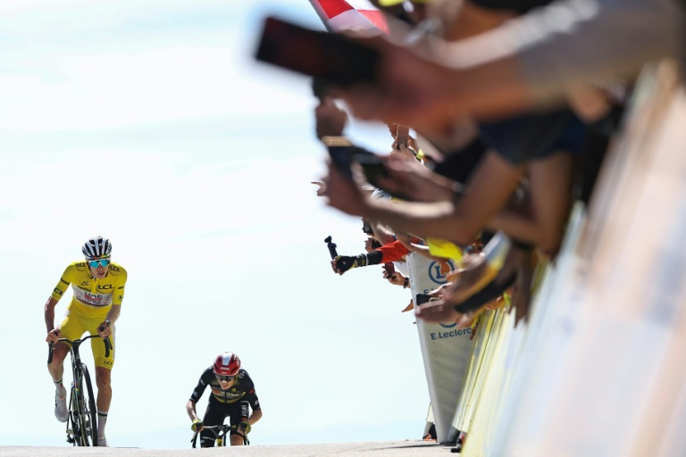 Le maillot jaune Tadej Pogacar (UAE) suivi de Jonas Vingegaard (Visma) après la 16e étape du Tour de France, au Mont Ventoux le 22 juillet 2025.