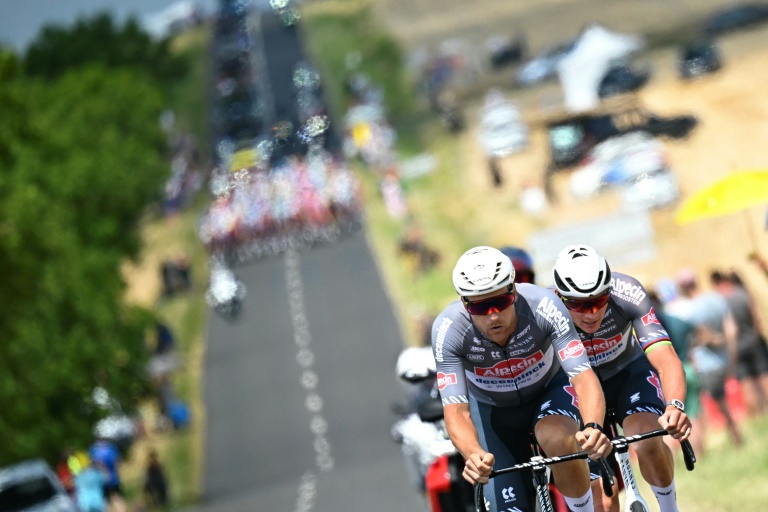 Jonas Rickaert et Mathieu van der Poel après avoir faussé compagnie au peloton dès le départ de la 9e étape du Tour de France entre Chinon et Châteauroux, le 13 juillet 2025