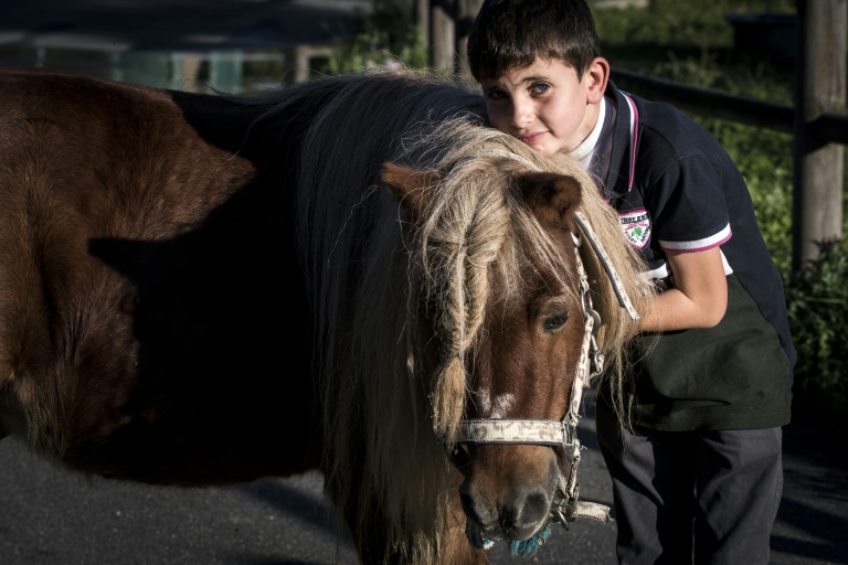 Théo Grataloup, 10 ans, atteint de graves malformations congénitales le 5 octobre 2017 à Moidieu-Détourbe près de Vienne, dans l'Isère