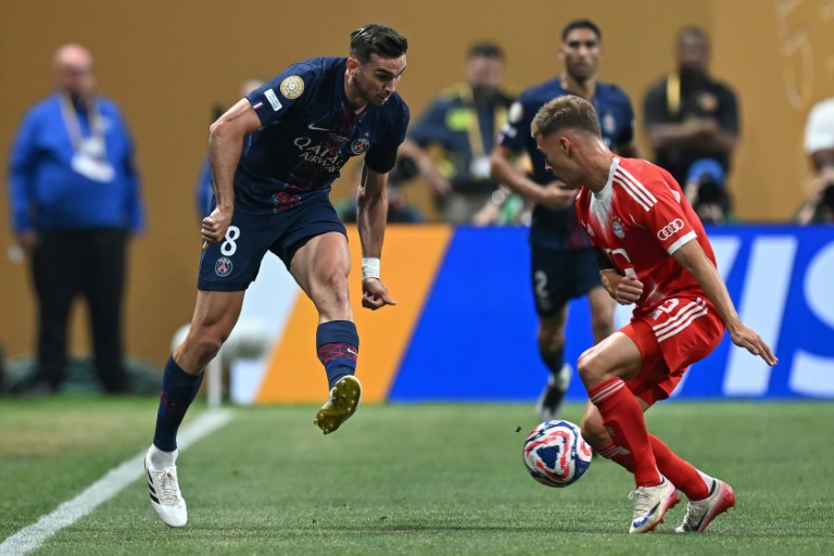 Le milieu espagnol du PSG Fabian Ruiz face à l'Allemand Joshu Kimmich, en quarts de finale du Mondial des clubs contre le Bayern Munich, le 5 juillet 2025 à Atlanta
