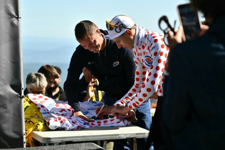 Tadej Pogacar signe des maillots pour le public à l'issue de la 16e étape du Tour de France, le 22 juillet 2025 après l'arrivée au Mont Ventoux