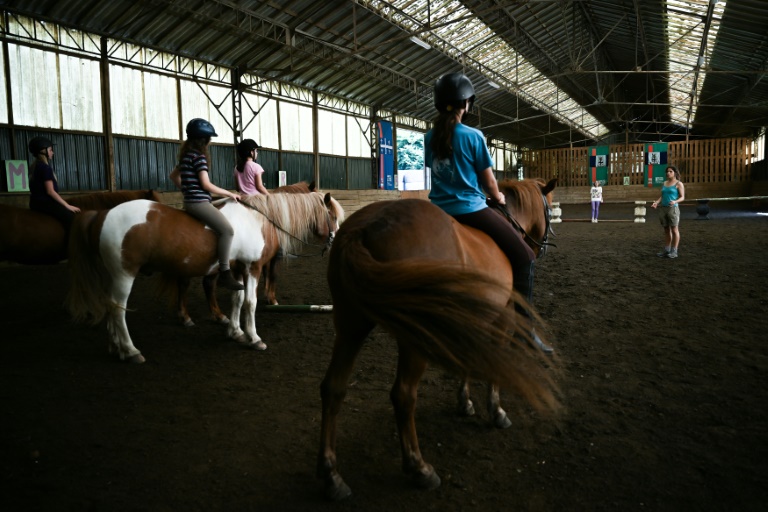 Des enfants montent des poneys dans la ferme équestre de Bois Guilbert, en Seine-Maritime, le premier poney-club à avoir vu le jour dans l'Hexagone, le 1er juillet 2025