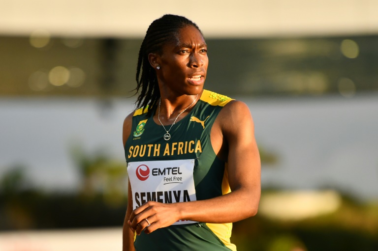 Caster Semenya regarde son temps à l'issue d'une course de 5000 mètres, le 9 juin 2022 à Saint-Pierre, sur l'île Maurice