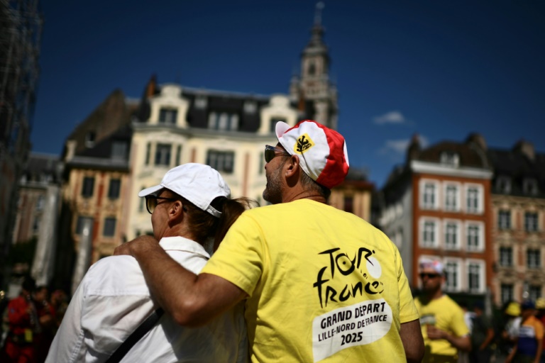 Spectateurs et supporters sur la Grand Place de Lille à deux jours du départ du Tour de France 2025, le 3 juillet 2025