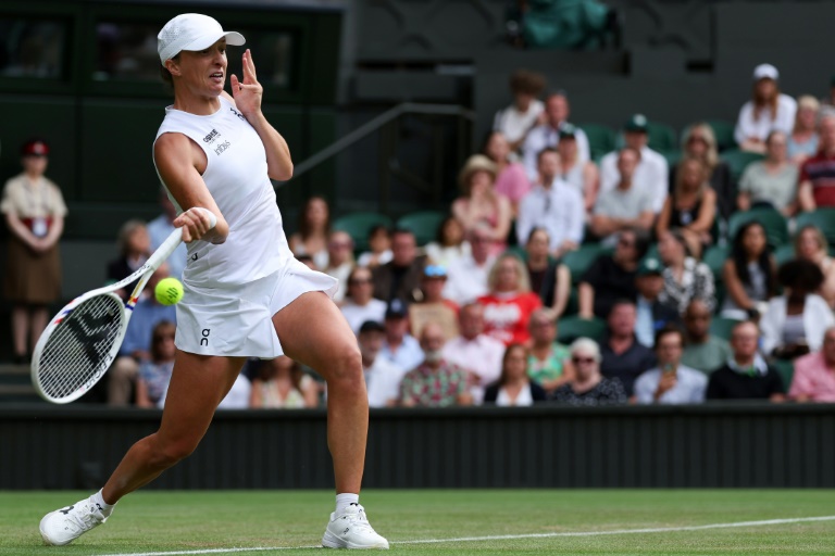 La Polonaise Iga Swiatek au deuxième tour de Wimbledon contre l'Américaine Caty McNally le 3 juillet 2025 à Londres