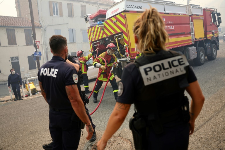 Des marins-pompiers luttent contre le feu dans le quartier de l'Estaque à Marseille, le 8 juillet 2025